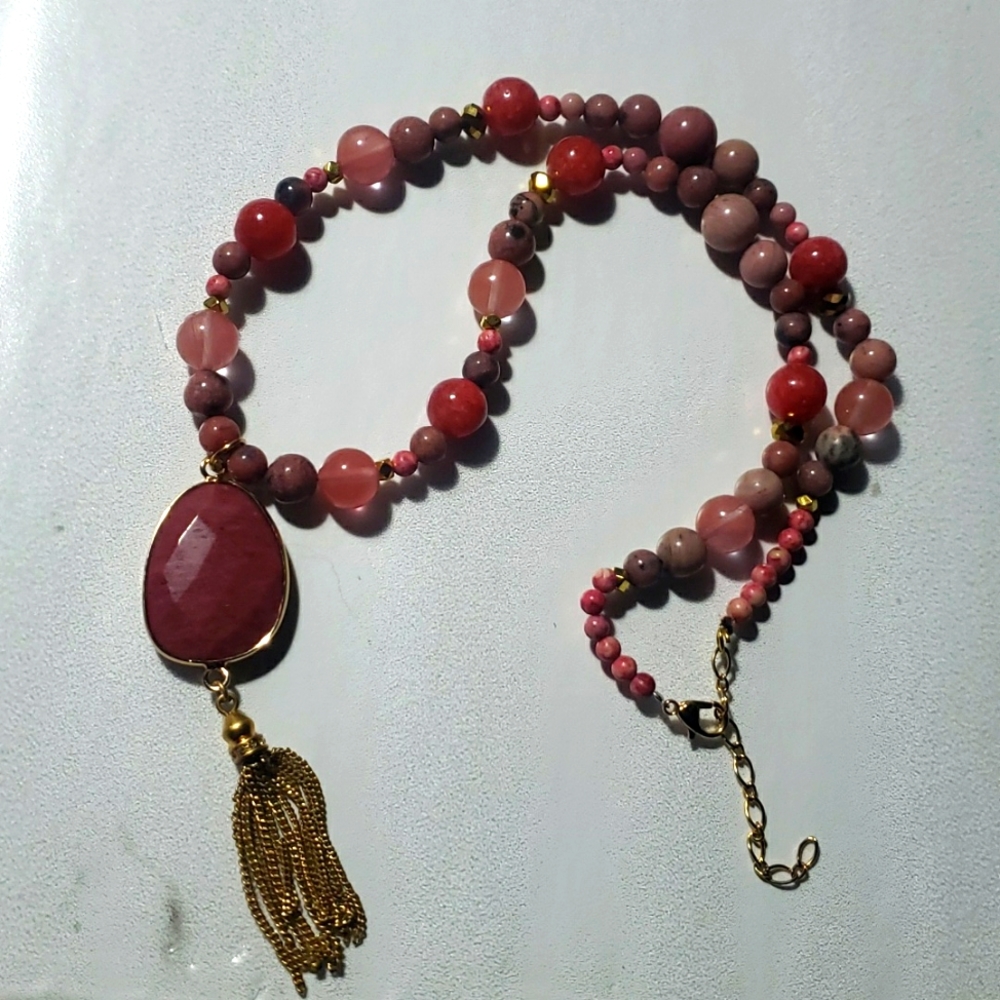 Semi precious stone necklace w/ gold plated pendent.